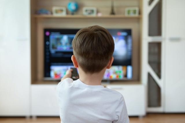 Les enfants de 2 ans passeraient près d'une heure par jour devant un écran