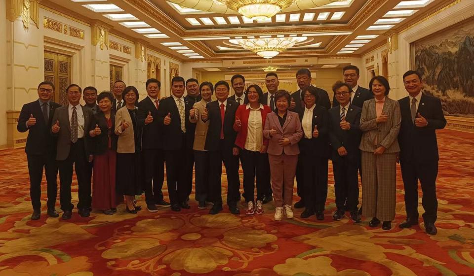 傅崐萁率藍委訪中，在北京與中共政協委員王滬寧見面。（翻攝畫面）