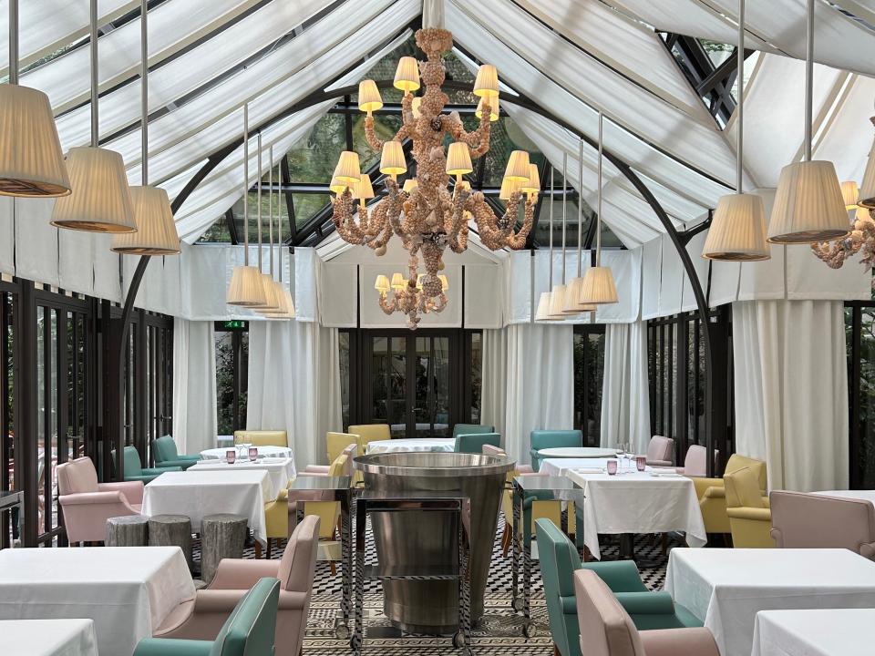 The interior of Il Carpaccio, Le Royal Monceau's in-house Michelin-starred restaurant.