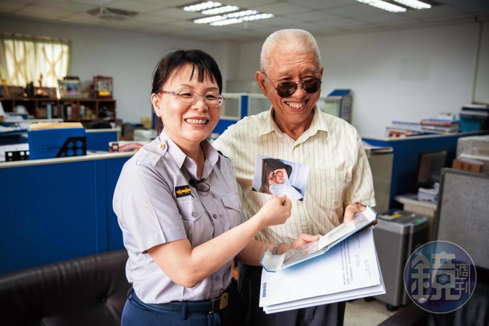 苦尋弟弟50年的鄒老先生（右）在蔡淑女（左）幫助下，終於找到弟弟。雖然弟弟往生多年，但鄒老先生與弟弟家人會面，還慎重地收起弟媳給他的弟弟相片。