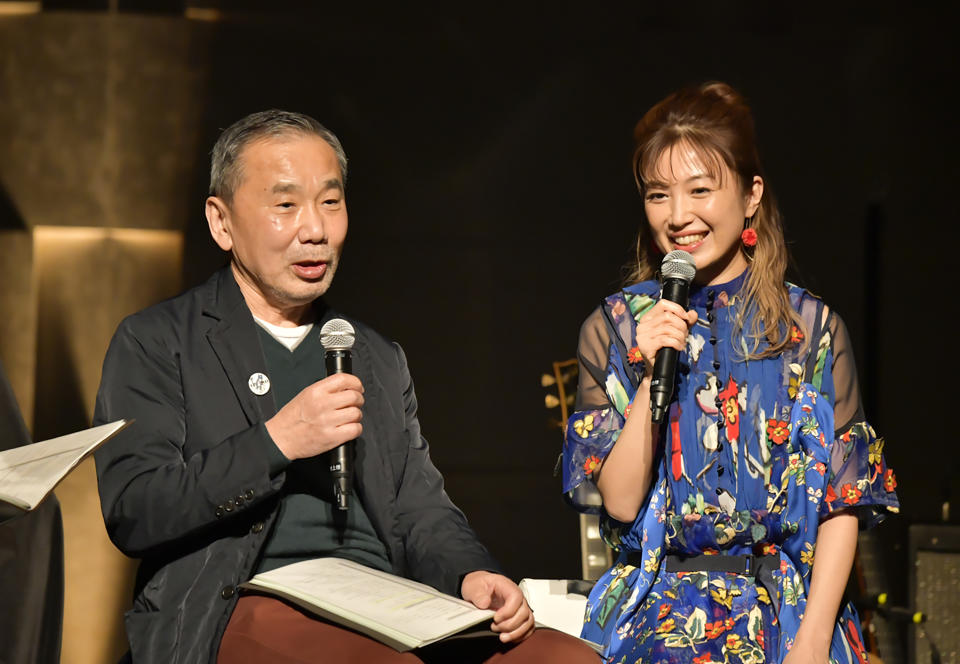 En esta foto proporcionada por TOKYO FM, el autor japonés Haruki Murakami conversa con la guitarrista Kaori Muraji durante un programa en Tokio el domingo 14 de febrero de 2021. Murakami tiene un remedio para quienes necesitan relajarse del estrés y la preocupación en medio de la pandemia: bossa nova. “Mientras atravesamos tiempos de ansiedad, espero que les ayude a relajarse aunque sea un poquito”, dijo el escritor al presentar el evento de música en vivo con renombrados intérpretes japoneses de bossa nova, jazz y música clásica. (TOKYO FM vía AP)