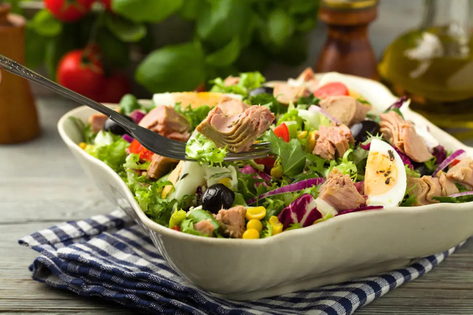 Ensalada mediterránea con atún de lata