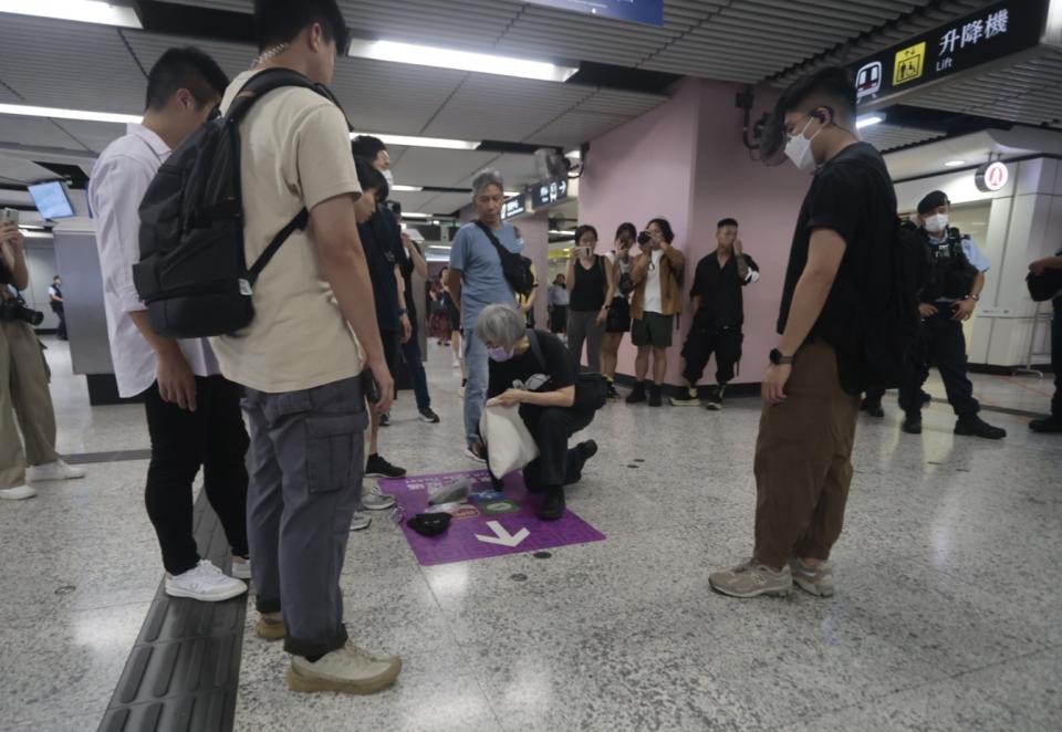 李盈姿被截查的同時，另一名有鞠躬的人士在銅鑼灣港鐵站內被十多名警員截查搜袋。
