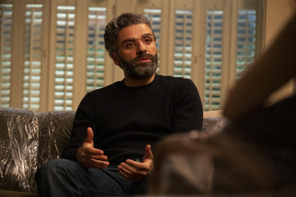 En esta imagen difundida por HBO, Oscar Isaac en una escena de "Scenes from a Marriage". Isaac fue nominado al Emmy al mejor actor en una serie limitada o película hecha para TV por este trabajo. (HBO vía AP)