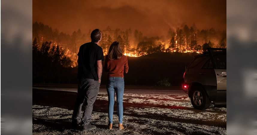 加州納帕谷居民看著漫天野火吞噬山林。（圖／路透社）