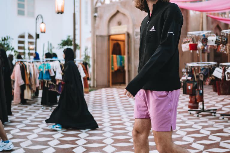 El griego Stefanos Tsitsipas, actual número 5, en las calles de Yeda, una de las ciudades más importantes de Arabia Saudita