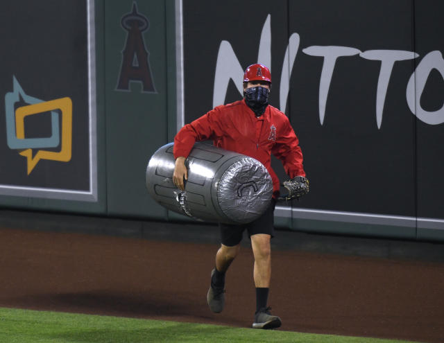 Multiple trash cans thrown onto field during Astros road game