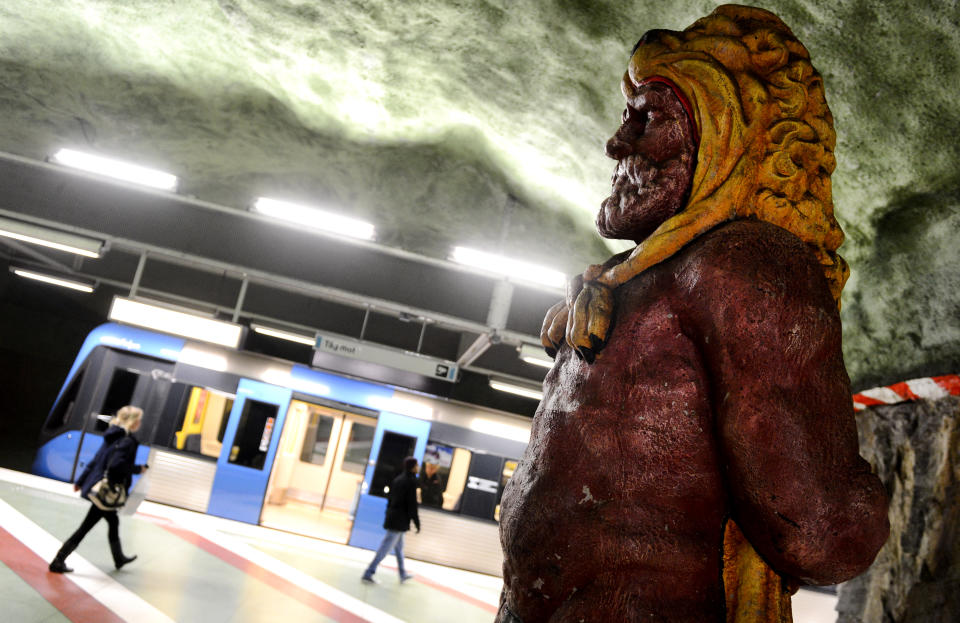 <p>El metro de Estocolmo comenzó a funcionar en 1950 y, unos años más tarde, cada vez que se hacía una ampliación, se encargaba a un artista contemporáneo realizar murales, esculturas u otro tipo de instalaciones. (Foto: Jonathan Nackstrand / AFP / Getty Images).</p> 
