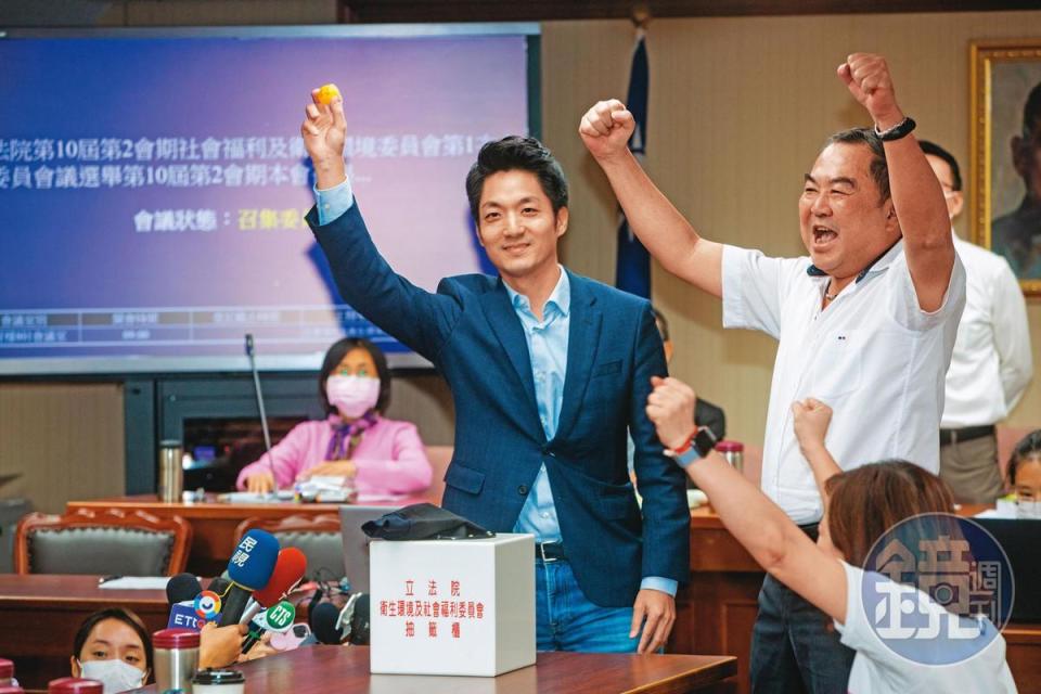 國民黨立委蔣萬安被視為藍營出戰台北市長目前最強人選，甫當選召委的他，將與潛在對手陳時中在立法院針對美豬議題過招。