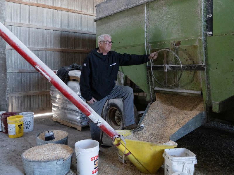 Dan Henebry posa en el interior de su cobertizo de alimentación en su granja de Buffalo, Illinois, Estados Unidos