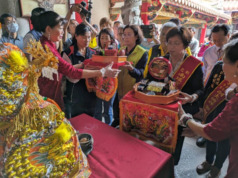 彰化南瑤宮媽祖，前往笨港天后宮舉行「換龍袍」大典，場面隆重又溫馨。（圖：南瑤宮提供）