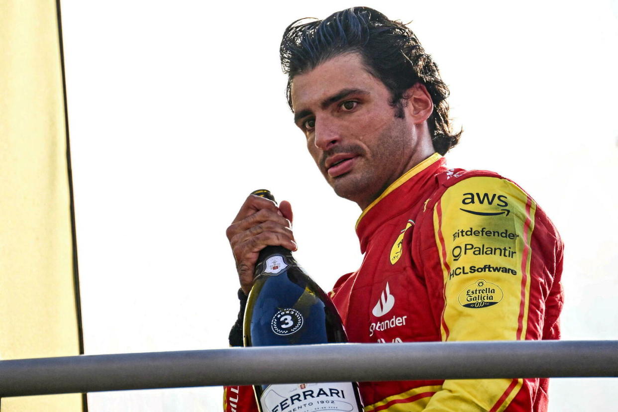 Dans la foulée de son podium au Grand Prix d’Italie, Carlos Sainz a été victime, ce dimanche, d’un vol à l’arraché et s’est fait dérober sa montre, qu'il a pu récupérer en rattrapant les malfaiteurs.   - Credit:BEN STANSALL / AFP