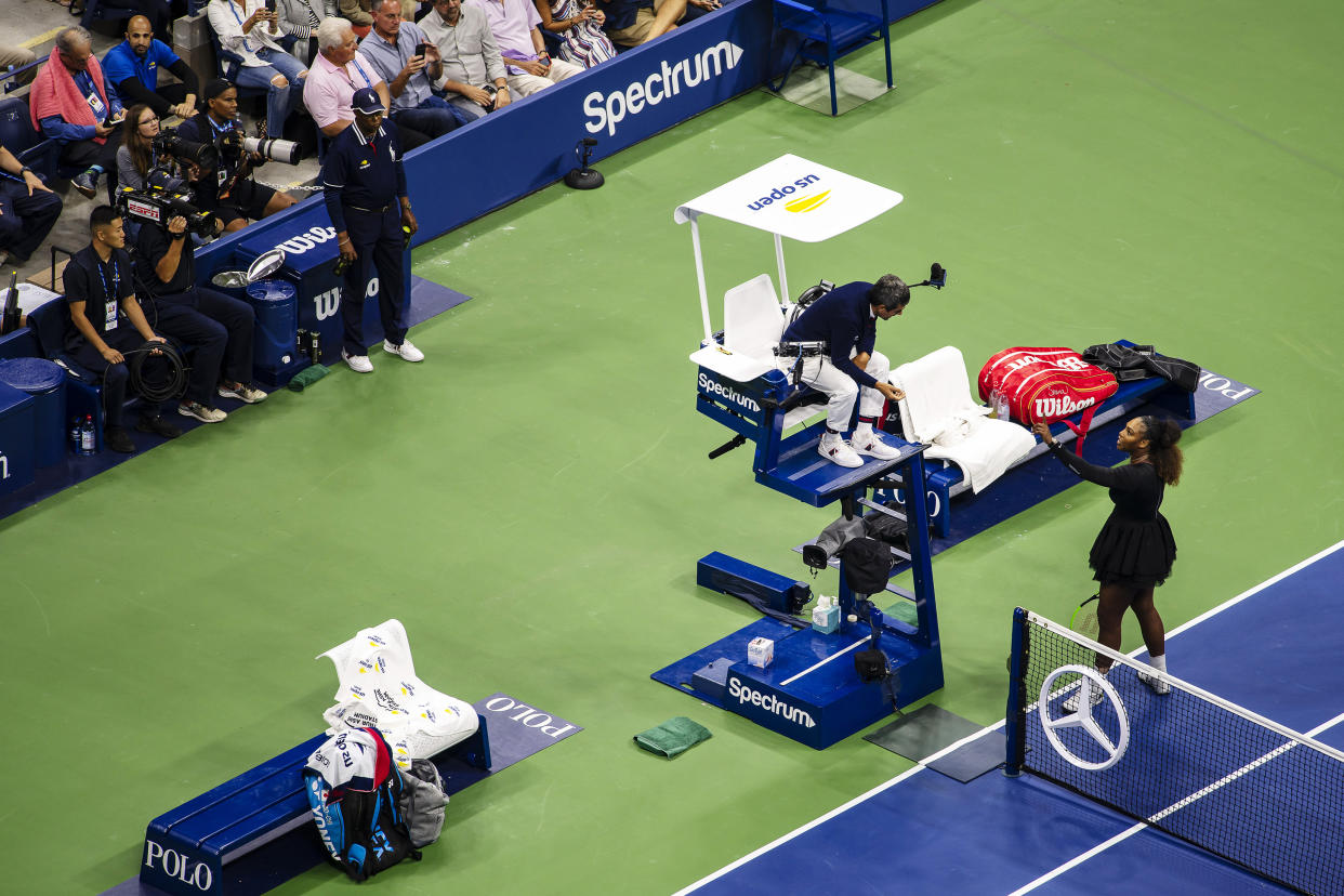 Serena Williams le habla al juez de silla, Carlos Ramos, durante su derrota en la final del Abierto de Estados Unidos frente a Naomi Osaka en el estadio Arthur Ashe del Centro Nacional de Tenis Billie Jean King de la USTA en Nueva York.
