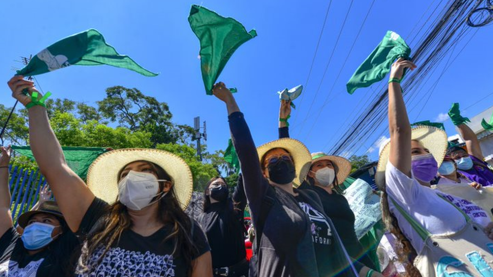 Mujeres agitan pañuelos verdes en una protesta a favor del aborto en San Salvador