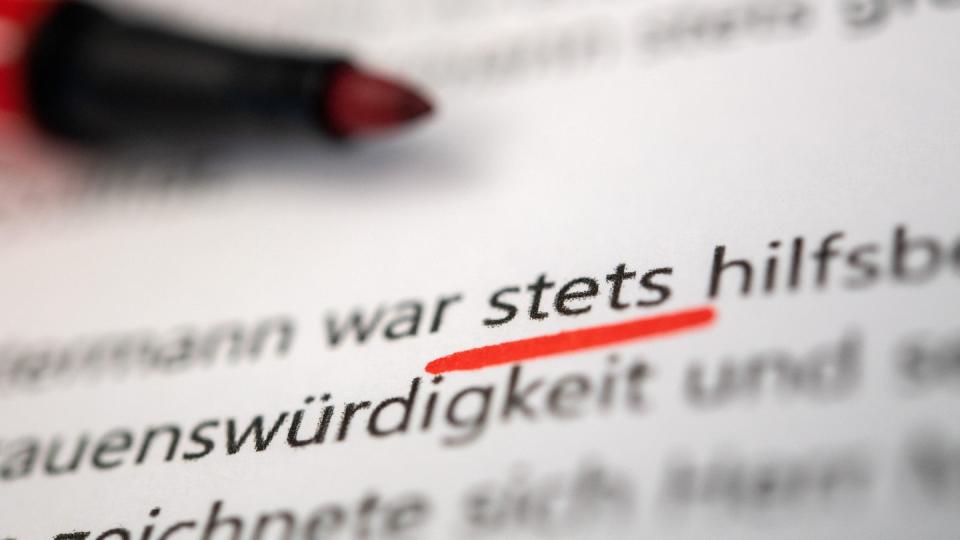 War der Zeugnisempfänger hilfsbereit oder sogar stets hilfsbereit? Es lohnt sich, bei Arbeitszeugnissen genau auf die verwendeten Formulierungen zu achten.