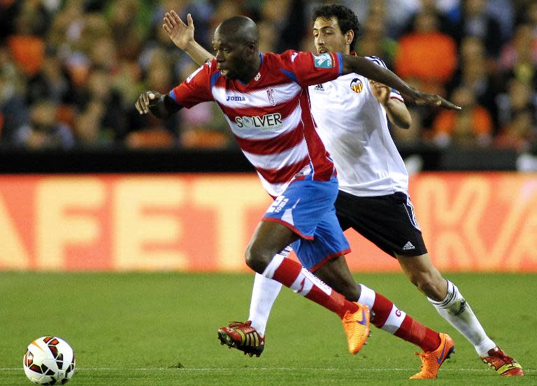 Granada's Allan Romeo Nyom (L) and Valencia's Dani Parejo during their Spanish league match in Valencia on April 27, 2015