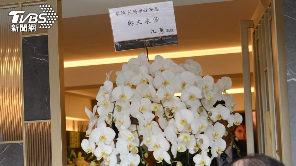 江蕙送花。（圖／許方正攝）