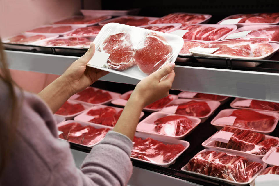 En la mayoría de supermercados cuentan con carne de marca genérica y es de una calidad similar. Además, también puedes ahorrar dependiendo de la tienda en la que hagas habitualmente tus compras. (Foto: Getty Images).