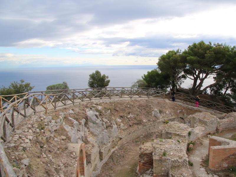 Von der Villa Jovis von Kaiser Tiberius ist nur noch eine Ruine erhalten. Der Staatsmann war nicht die einzige berühmte Persönlichkeit, die es sich auf Capri gutgehen ließ. foto: Hilke Segbers