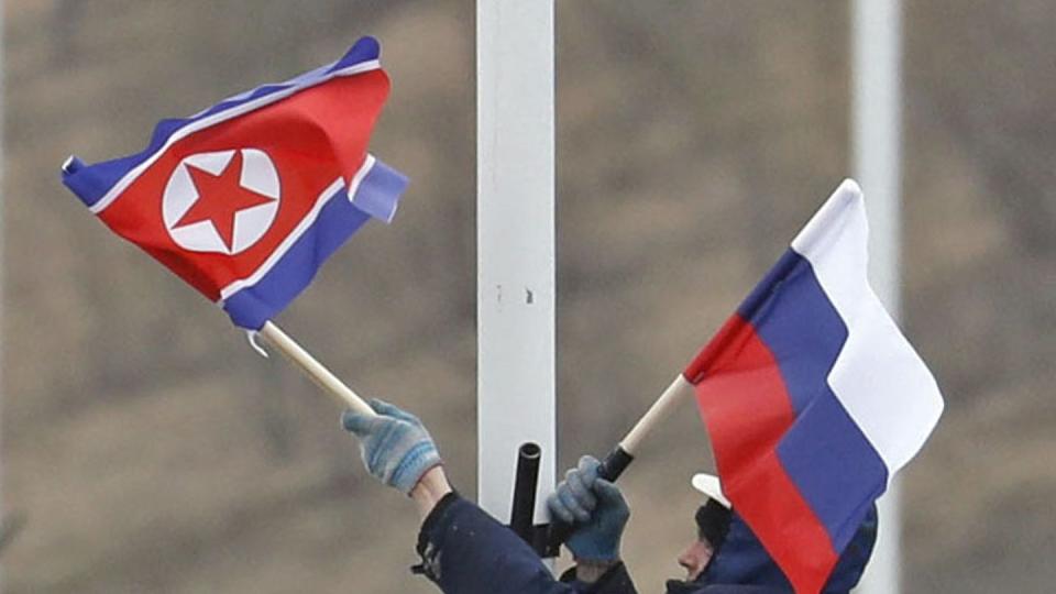 Vorbereitung auf das Treffen: Ein Arbeiter bringt an einer Straße auf der Insel Russki vor Wladiwostok die Flaggen von Russland und Nordkorea an. Foto: Naoya Osato/Kyodo News/AP