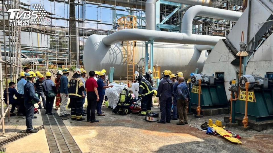 中油桃園煉油廠發生「硫化氫」外洩意外，1人命危送醫搶救。（圖／TVBS）