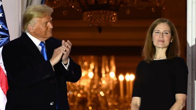 Donald Trump y Amy Coney Barret, la última jueza en entrar a la Corte Suprema.