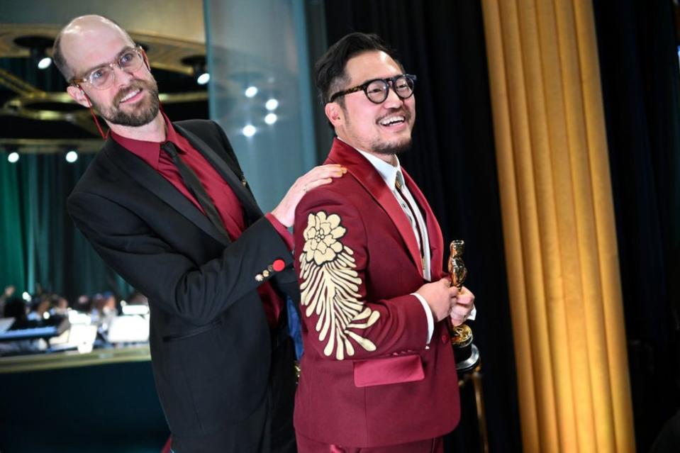 Daniel Kwan y Daniel Scheinert al recoger el Oscar a la mejor dirección por "Todo en todas partes al mismo tiempo".