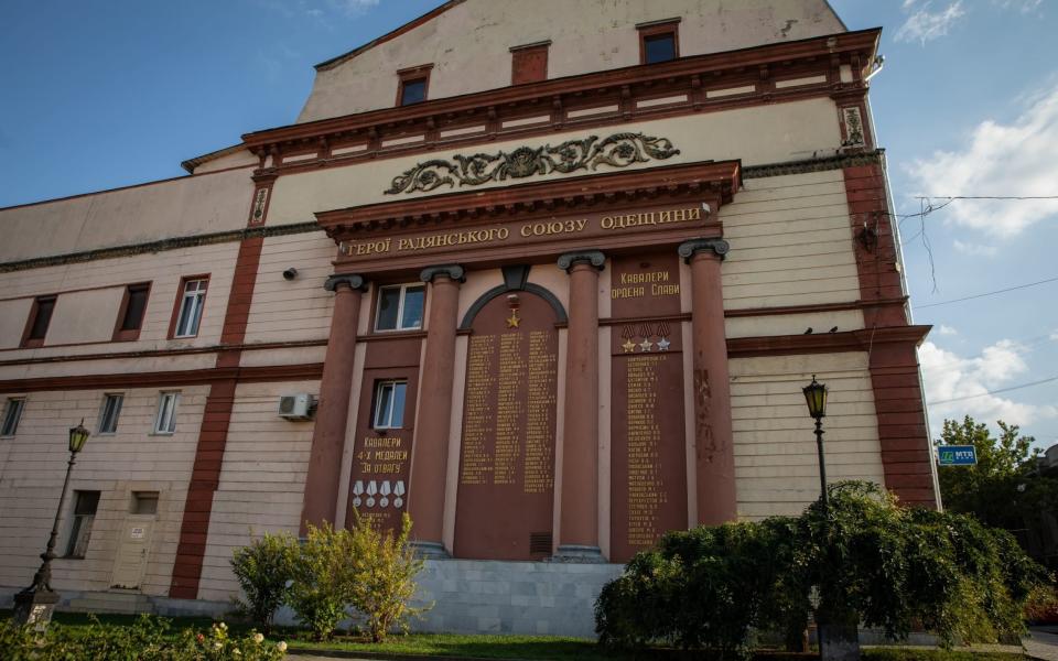 Un monumento con una lista de héroes soviéticos se encuentra frente al Teatro Académico Nacional de Ópera y Ballet de Odesa - Oliver Marsden