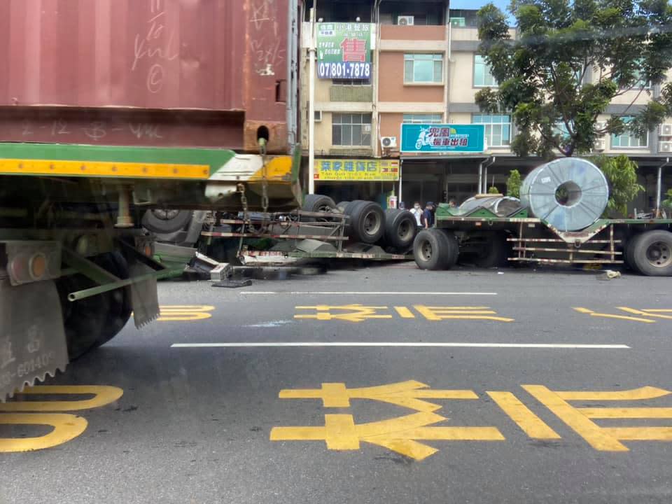 高雄小港區拖板車翻覆事故。（圖／翻攝自高雄小港區的大小事 臉書、東森新聞）