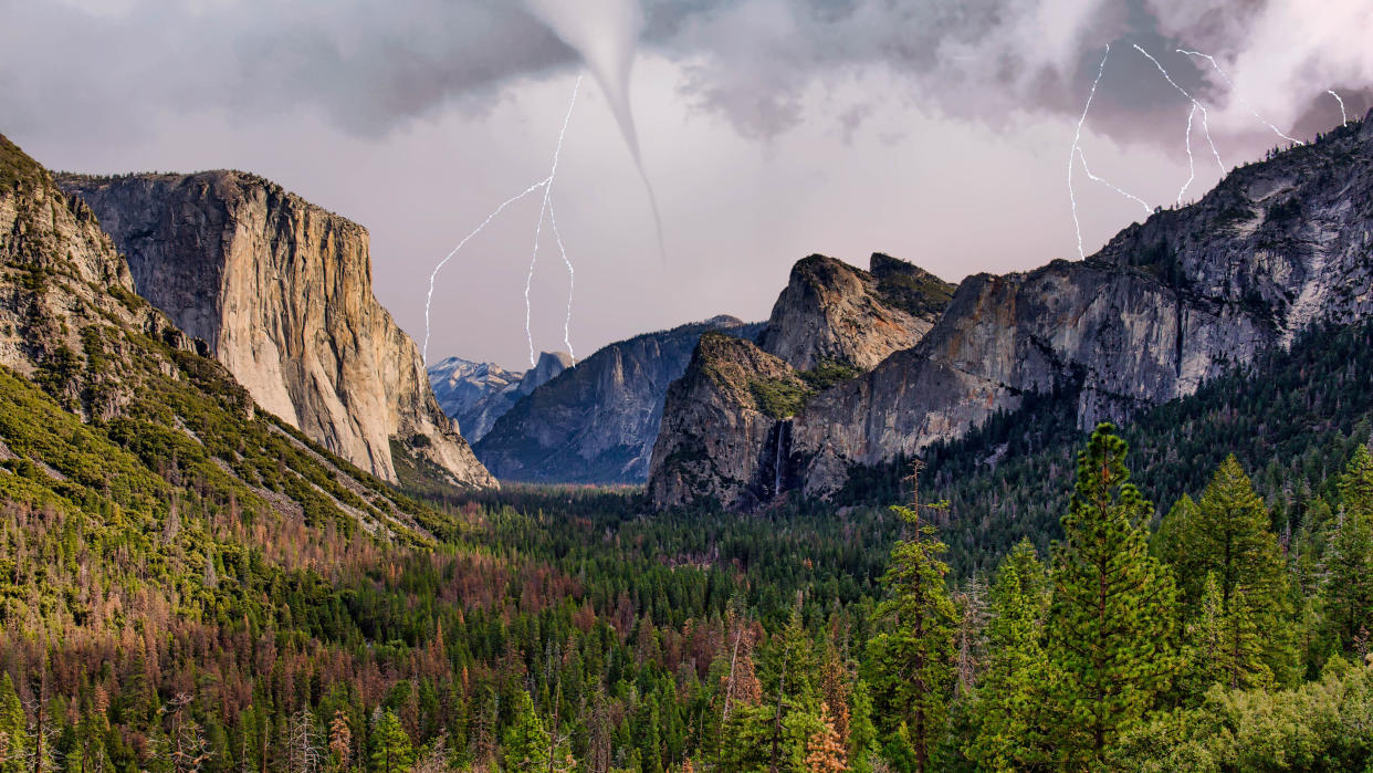  Thunderstorm in Yosemite National Park, California. 