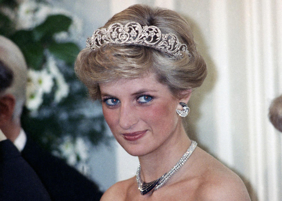 ARCHIVO- En esta fotografía del 2 de noviembre de 1987 Diana de Gran Bretaña, princesa de Gales, durante una recepción nocturna ofrecida por el presidente alemán Richard von Weizsacker en honor a los invitados reales británicos en Godesberg Redoute en Bonn, Alemania. La princesa Diana, que era considerada tímida al saltar a la fama, se convirtió en una revolucionaria en sus años en la Casa de Windsor modernizando la monarquía como una institución más personal y cambiando la forma en la que la familia real se relacionaba con la gente. (Foto AP/Herman Knippertz, archivo)