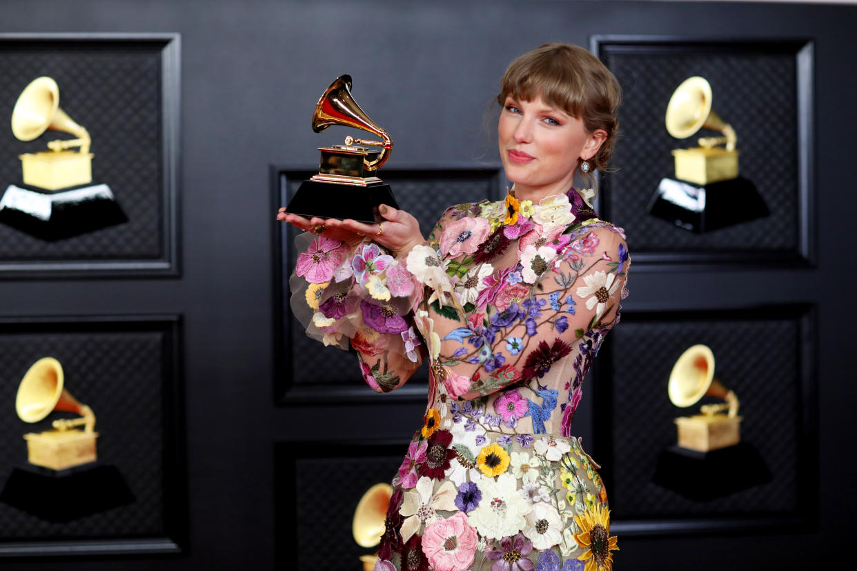 Los Angeles, CA - March 14: 
Taylor Swift with her Grammy on the red carpet at the 63rd Annual Grammy Awards, at the Los Angeles Convention Center, in downtown Los Angeles, CA, Sunday, Mar. 14, 2021. (Jay L. Clendenin / Los Angeles Times via Getty Images)