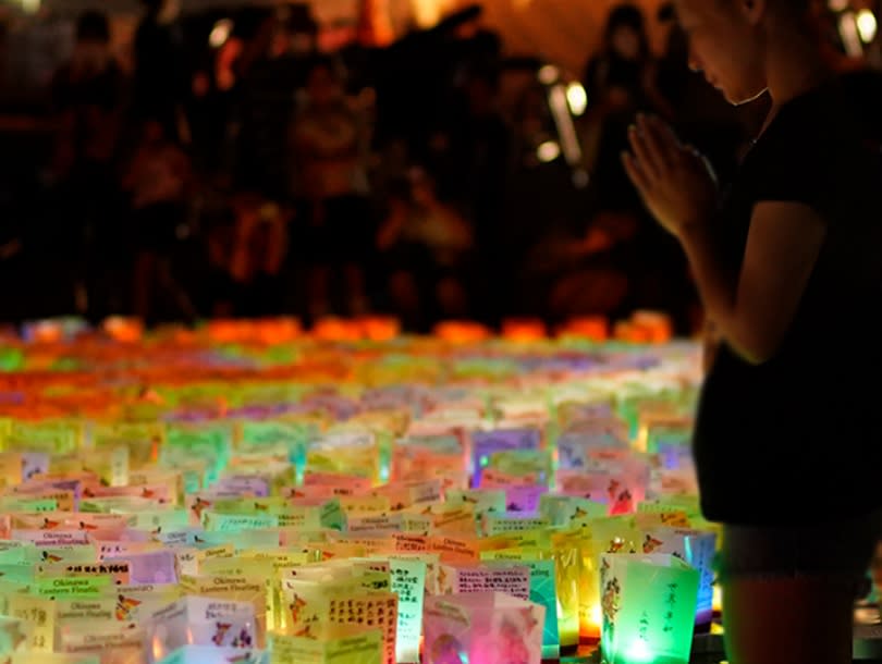 真如水燈寄託著祝福與思念，靜謐與安詳使人感受到安慰。(沖繩) 圖片來源／真如苑