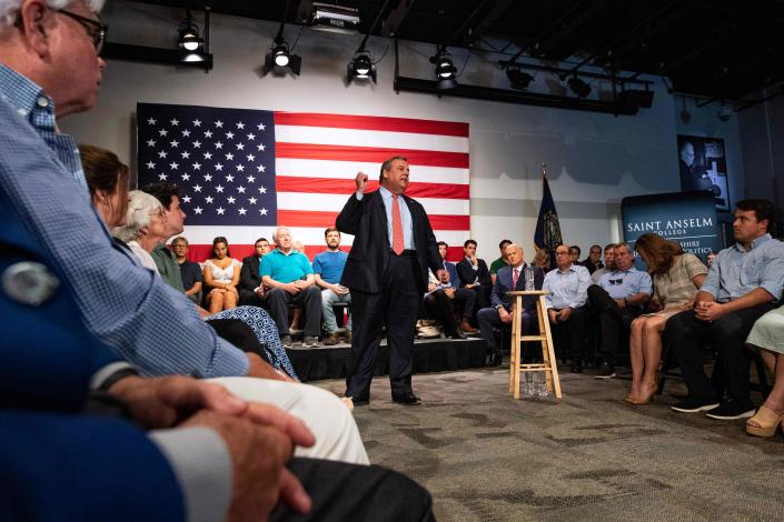 L'ancien gouverneur du New Jersey Chris Christie prend la parole lors d'une mairie du New Hampshire au Saint Anselm College de Goffstown, New Hampshire, le 6 juin 2023.