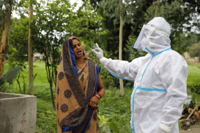 一位印度婦女正在接受新冠病毒篩檢。（美聯社）