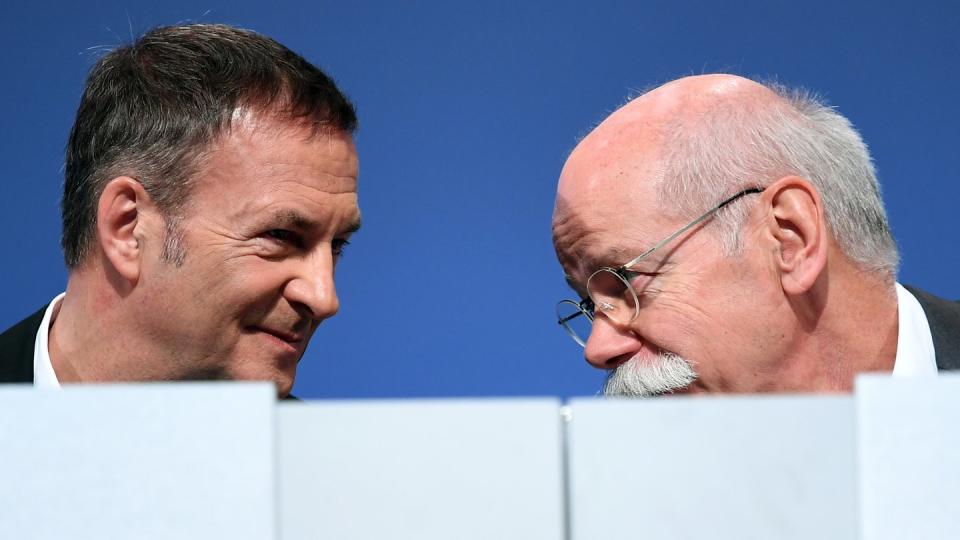 Daimler-Vorstand Bodo Uebber (l.) und sein Chef Dieter Zetsche mussten bei der Hauptversammlung stundenlang Fragen zu den Dauerbrennern der vergangenen Monate beantworten. Foto: Britta Pedersen