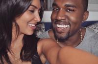 <p>Kim Kardashian publicó varias imágenes tiernas junto a Kanye West para felicitarle por el día de San Valentín. En esta se les veía sonreír como pocas veces. (Foto: Instagram / <a rel="nofollow noopener" href="http://www.instagram.com/p/Bt3YxmGn79p/" target="_blank" data-ylk="slk:@kimkardashian;elm:context_link;itc:0;sec:content-canvas" class="link ">@kimkardashian</a>). </p>