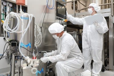 MilliporeSigma scientists operating a 200 L Mobius® Single-Use Bioreactor using the VirusExpress® 293 Adeno-Associated Virus Production Platform at the company's facility in Carlsbad, California.