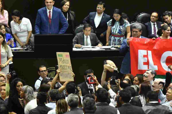 Legisladoras de Morena y la oposición se enfrentaron a manotazos en plena sesión.