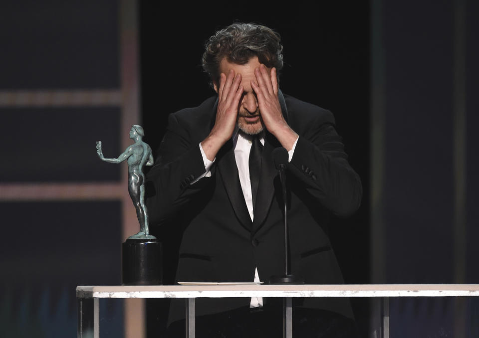 Joaquin Phoenix recibe el Premio SAG al mejor actor, por "Joker", el domingo 19 de enero del 2020 en Los Angeles. (AP Foto/Chris Pizzello)