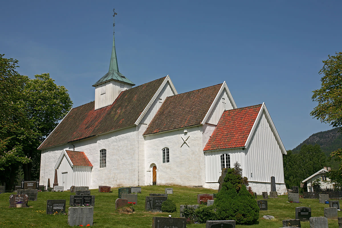 Vista exterior de la iglesia de Sauherad, Noruega. (Imagen creative commons vista en Viquipedia).