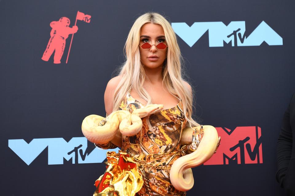 Tana Mongeau holds a snake as she arrives for the 2019 MTV Video Music Awards. (Photo: Johannes EISELE / AFP) 