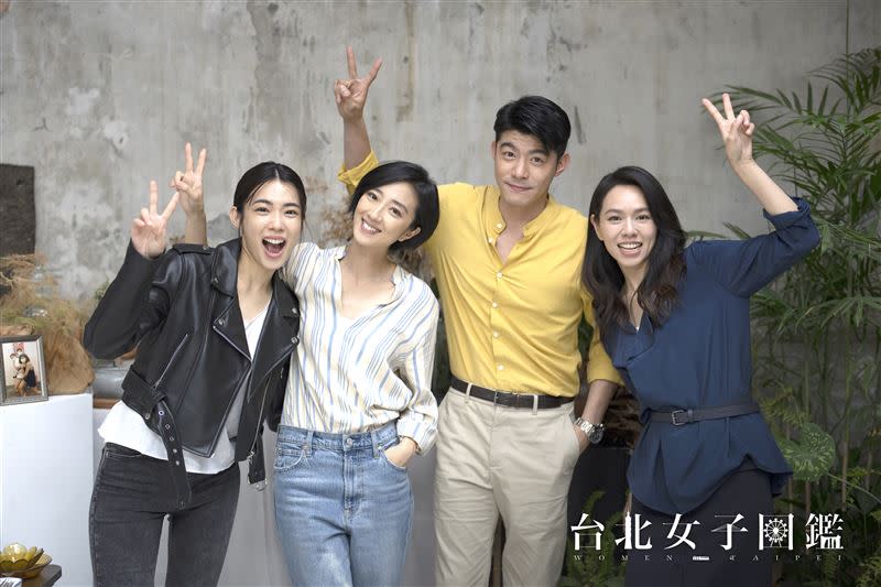 林思宇（右起）桂綸鎂、王柏傑、夏于喬合作拍攝《台北女子圖鑑》。（圖／Disney+提供）