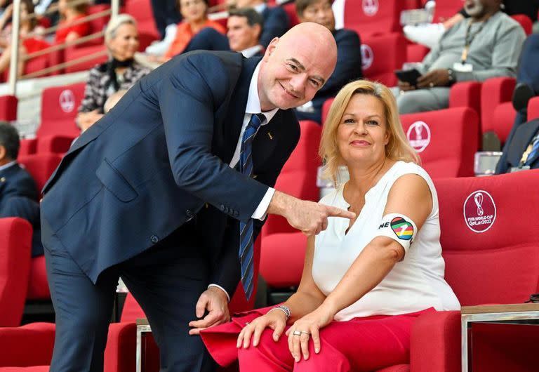 Gianni Infantino posó sonriente al señalar el brazalete One Love.