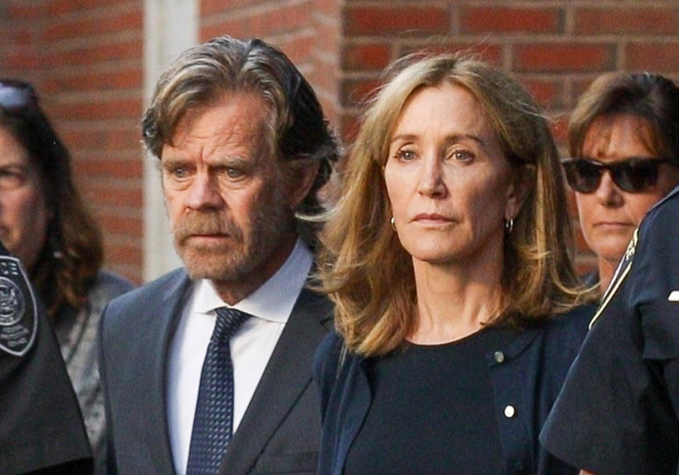 Felicity Huffman souriante : elle débute ses heures de travaux d’intérêt général