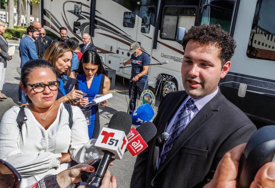 El concejal de la ciudad de Hialeah, Bryan Calvo, habla con la prensa después de una conferencia de prensa celebrada en el ayuntamiento por el alcalde Esteban Bovo, Jr. y el presidente del Concejo, Jesús Tundidor, para anunciar la aprobación de la ordenanza que restringe los vehículos recreativos, incluidas casas rodantes, botes y vehículos comerciales en la municipalidad, el miércoles 24 de enero de 2024.