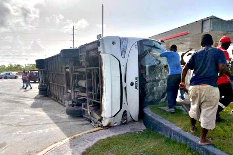 El colectivo que sufrió un vuelco en Punta Cana