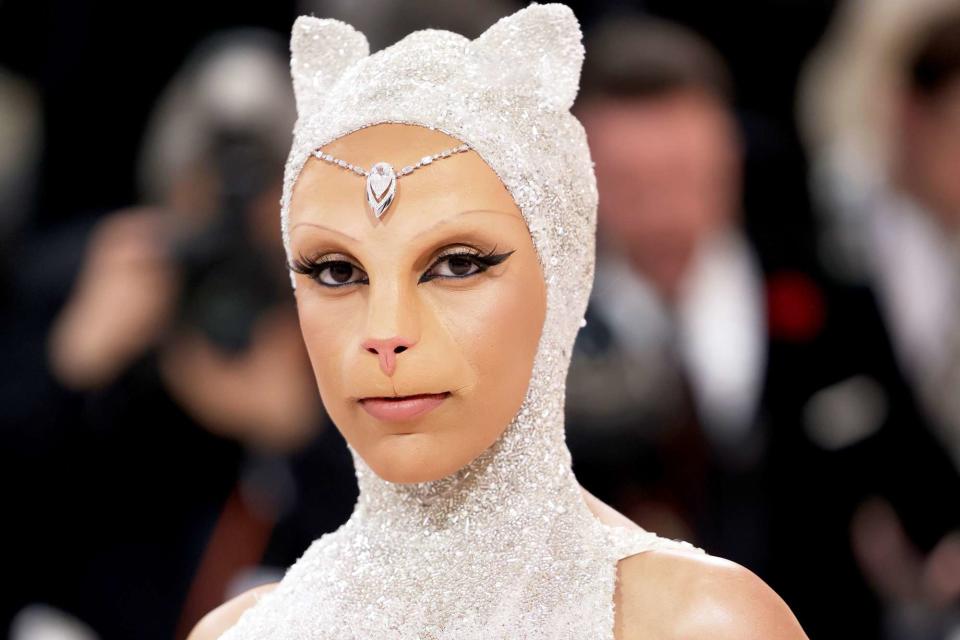 Doja Cat Goes Full Feline on 2023 Met Gala Red Carpet as Karl Lagerfeld ...