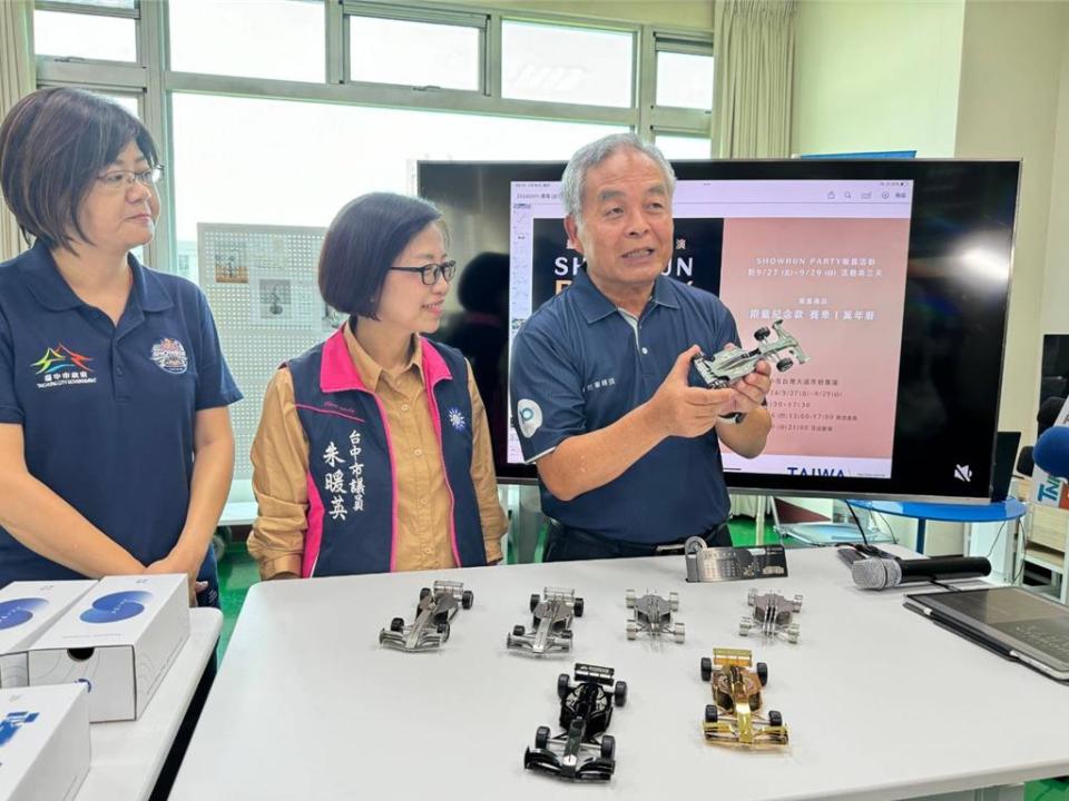 台華精技總經理莊國奮（右）對台中市工策會總幹事黃于珊（左）等人，說明賽車模型製造過程。圖／台中市工策會提供