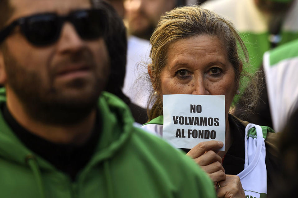 Una mujer participa de una protesta contra el el FMI en 2018